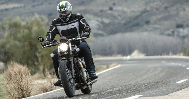 Triumph Bonneville Bobber Motion