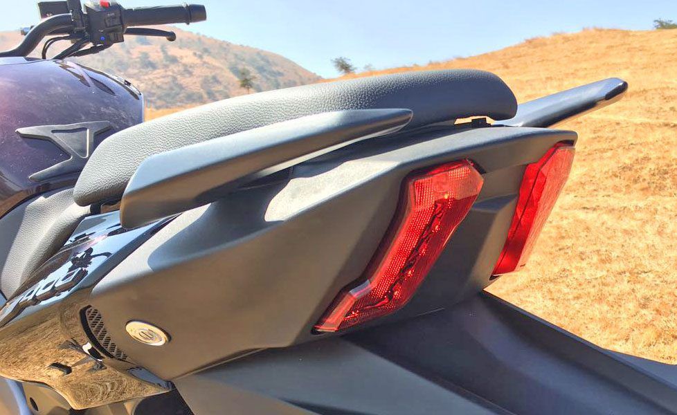 bajaj dominar 400 image tail lamp