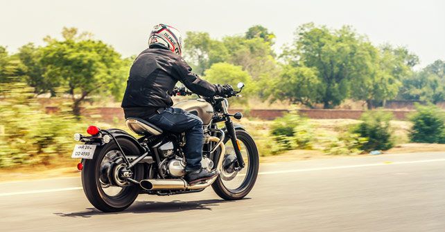 Triumph Bonneville Bobber rear motion