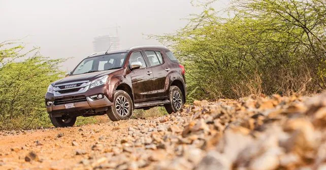 isuzu mu x front three quarter