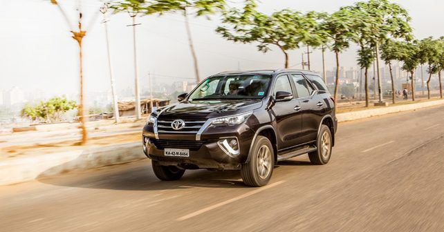 toyota fortuner front three quarter dynamic