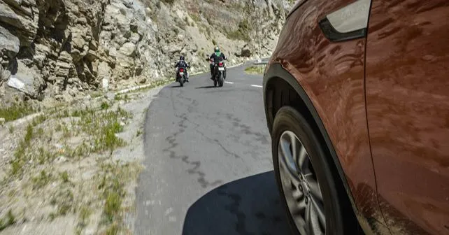 Land Rover Discovery and Trimph Tiger and Honda Africa Twin Travelogue Pic2