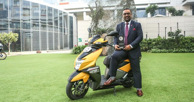 Aniruddha Haldar Vp Marketing TVS Accepts The Autox Award