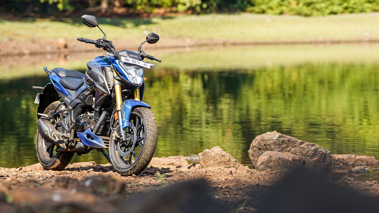 Honda Hornet 2 Static Front Three Quarter M