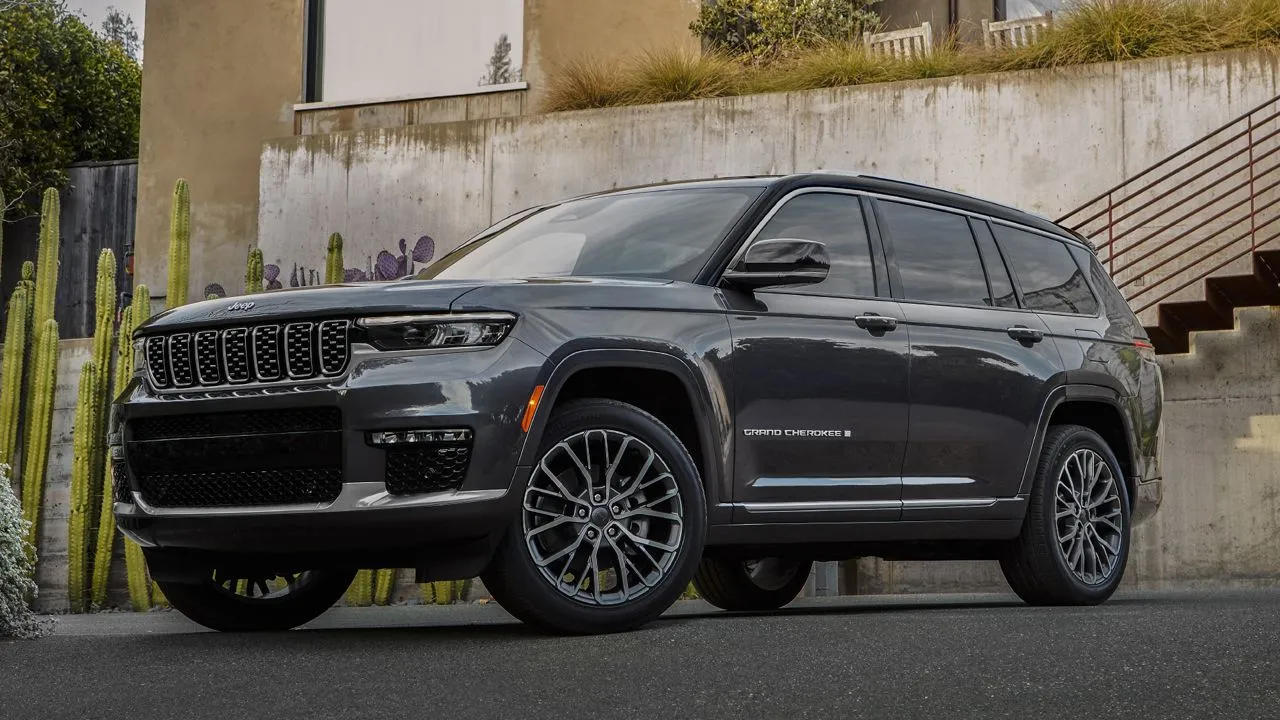 2021 Jeep Grand Cherokee L Front Quarter View