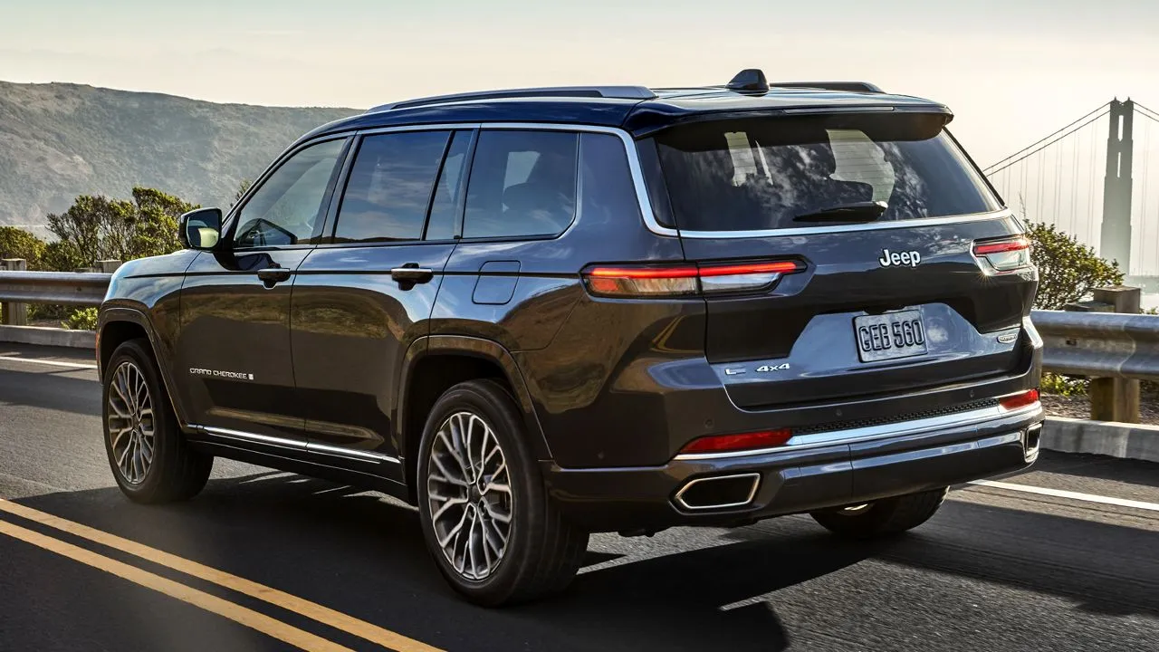 2021 Jeep Grand Cherokee L Rear Quarter View
