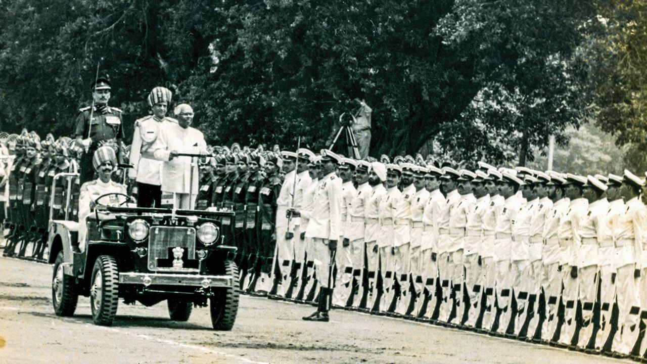 President R Venkataraman Being Accorded A Tri Services Guard Of Honour At Rashtrapati Bhavan At The Conclusion Of His Term