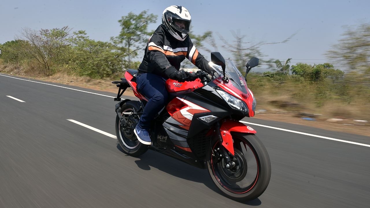 KM 3000 Front Quarter Motion