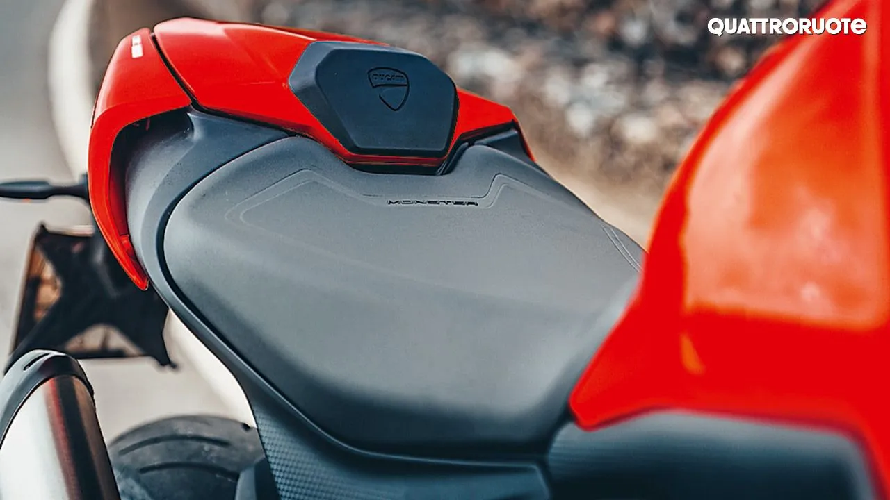2021 Ducati Monster Seat1
