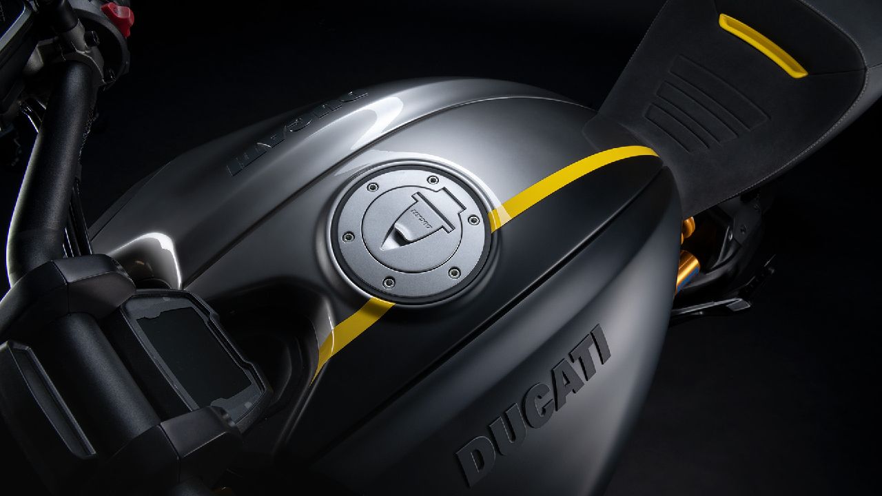 2022 Ducati Diavel 1260 S Black Steel Matte Black Tank Details Wit Yellow Highlights