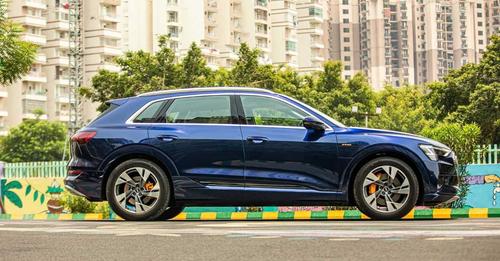 2021 Audi e tron side profile1