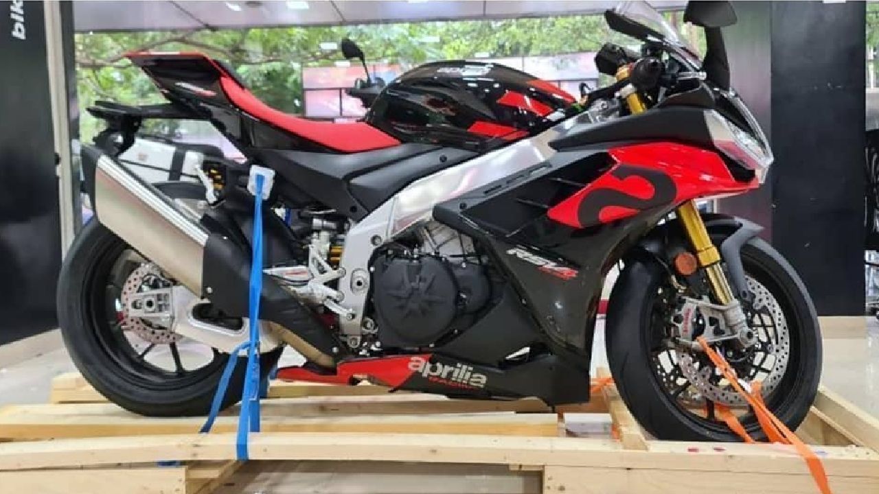 Aprilia RSV4 1100 Factory Side Profile Static