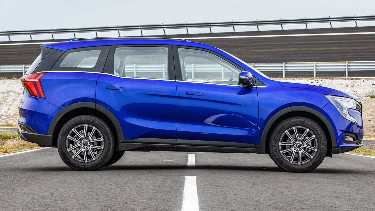2021 Mahindra XUV700 side