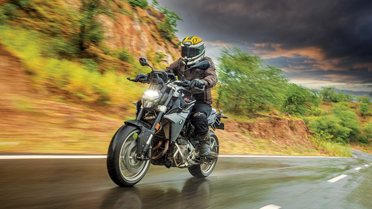 BMW F 900 R Front Quarter Motion