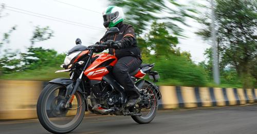 Bajaj Pulsar NS125 Tracking Three Quarter Shot Motion