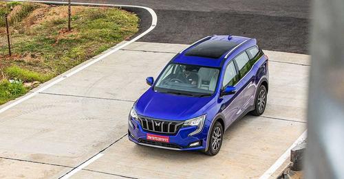 2021 Mahindra XUV700 top angle2