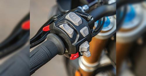 2021 Triumph Speed Triple RS Switchgear1