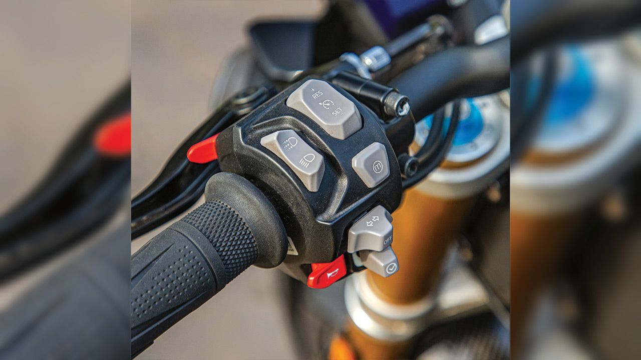 2021 Triumph Speed Triple RS Switchgear1