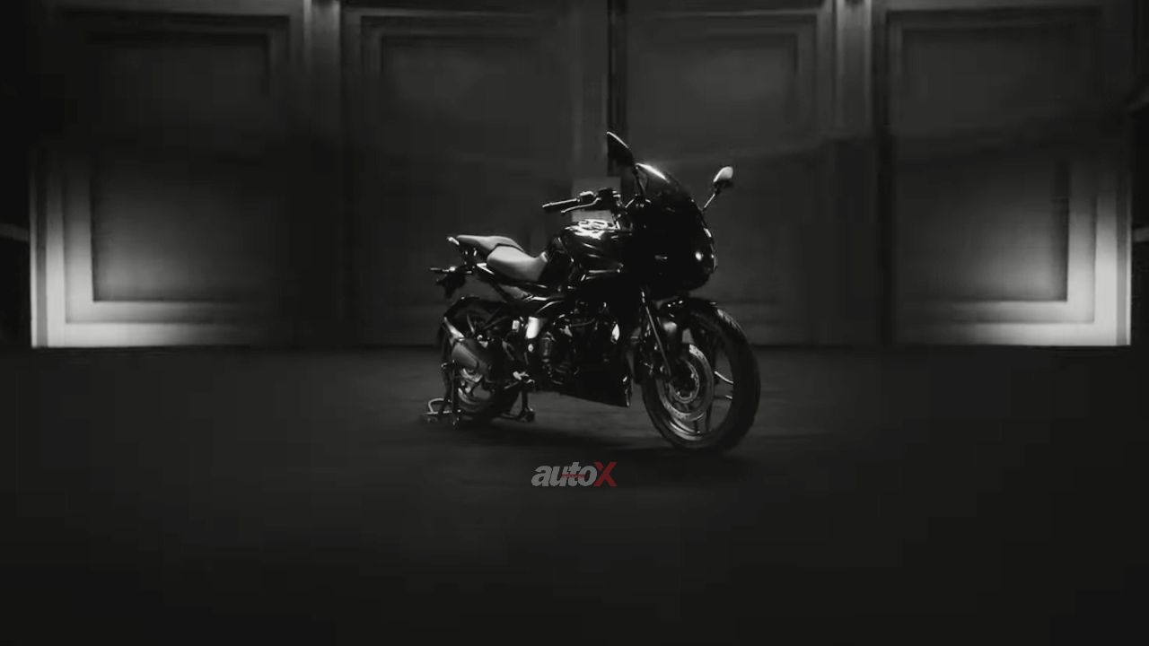 Bajaj Pulsar 250 Front Three Quarter Static