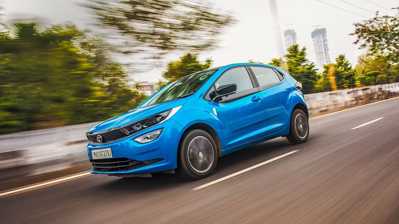 Tata Altroz i Turbo Front Quarter Motion