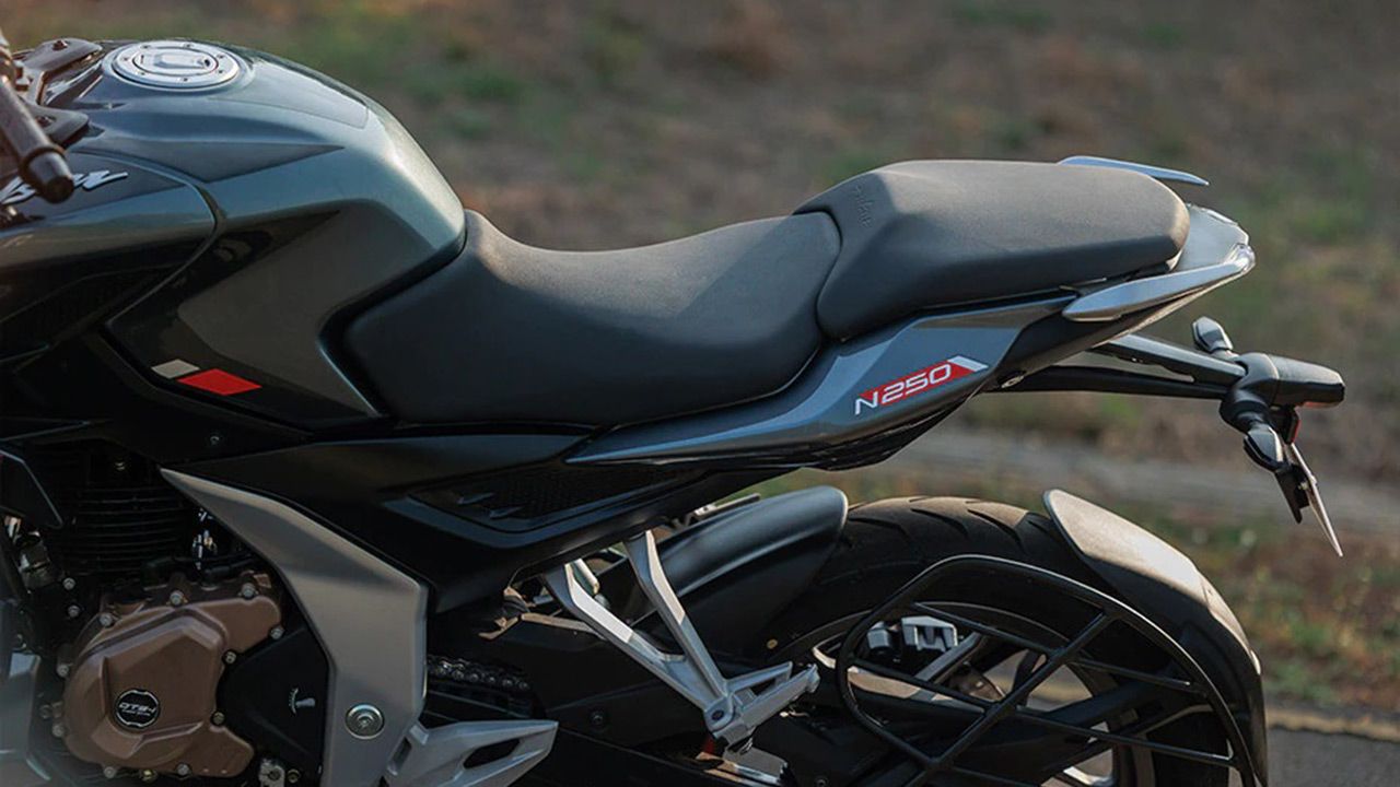 Bajaj Pulsar N250 Seat