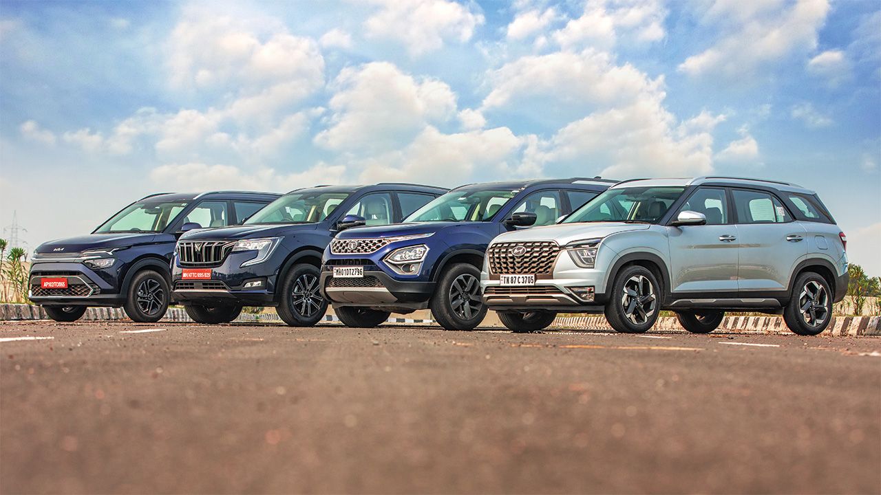Kia Carens Mahindra XUV700 Tata Safari Hyundai Alcazar Front Quarter Formation1