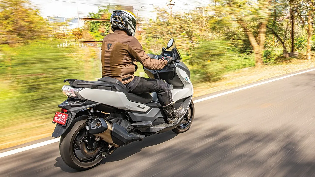 BMW C 400 GT Rear Quarter Motion1