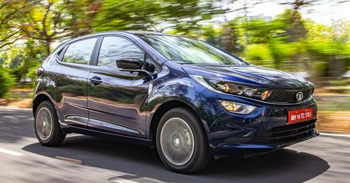 Tata Altroz DCA Front Quarter Dynamic2