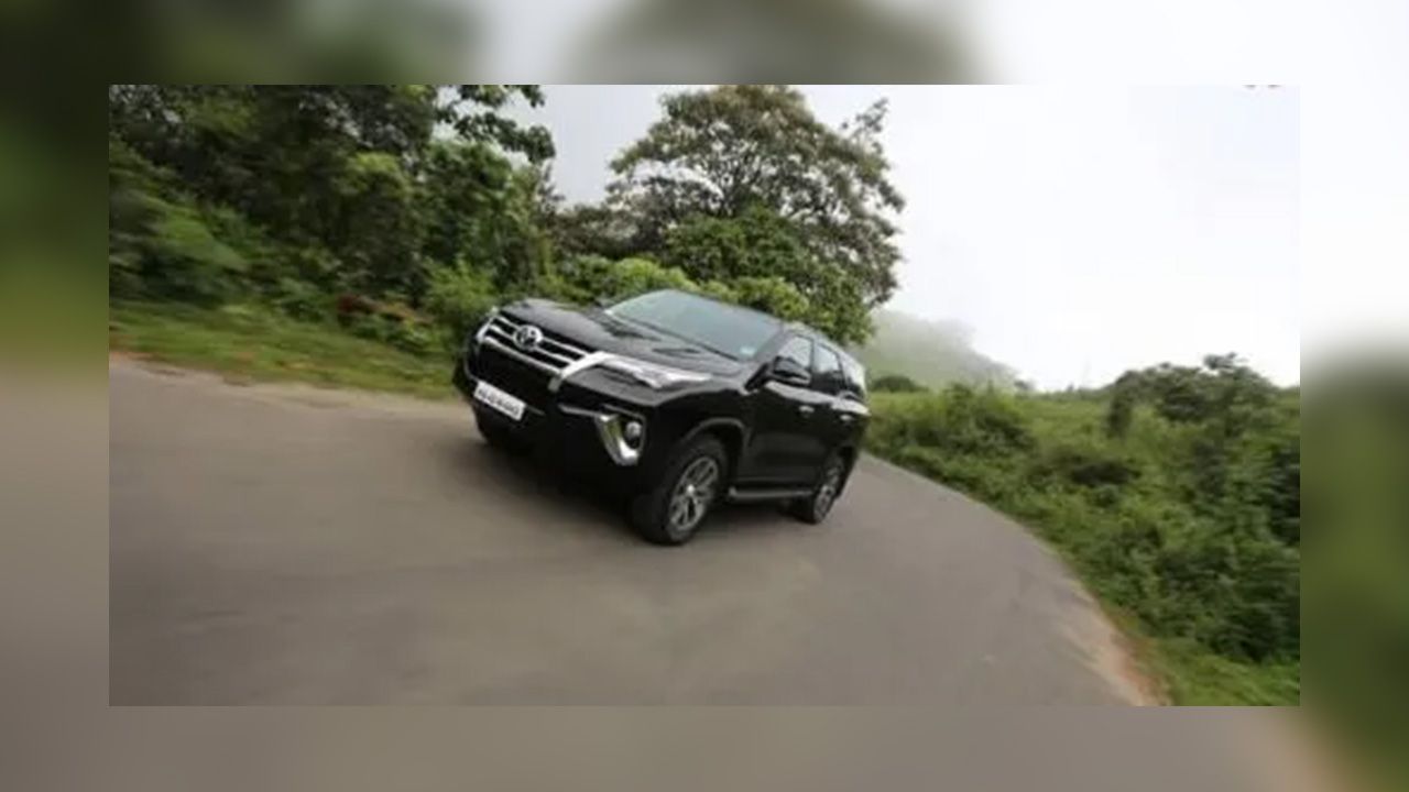 Toyota Fortuner Exterior Photo Front Three Quarter Motion 2 642x336 500x261