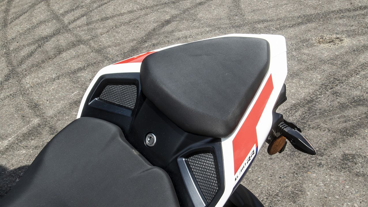 BMW G310 RR Seat Remove Fix Lock