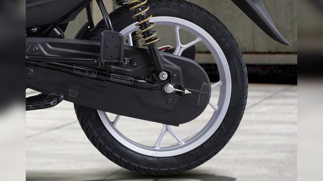 Bajaj Platina 100 Rear Tyre View