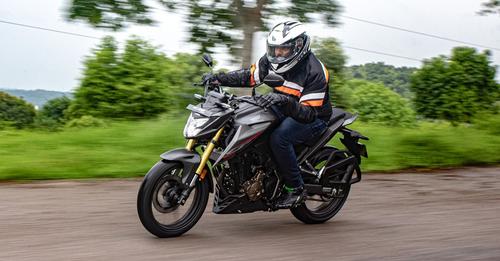 Honda CB300F Side Dynamic1
