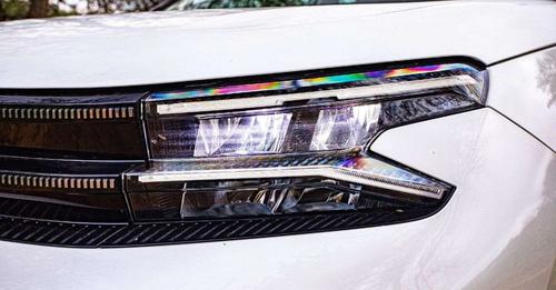 2022 Citroen C5 Aircross headlight detail1