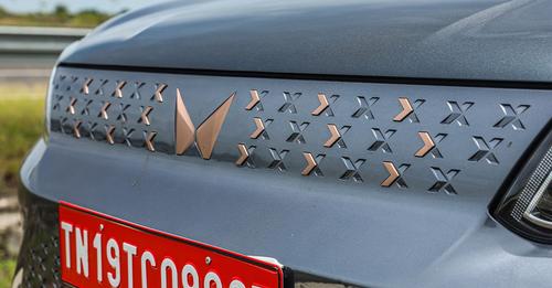 Mahindra XUV400 grille