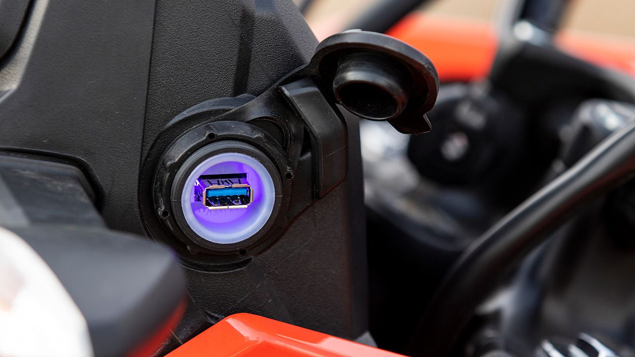 Suzuki V Strom SX USB Port