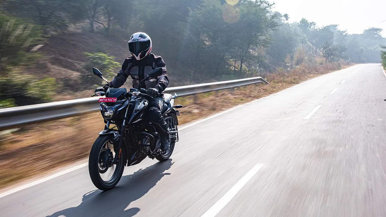 Bajaj Pulsar 150 Front Three Quarter Motion 2 1
