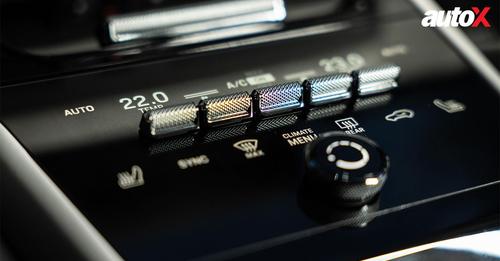 2023 Porsche Cayenne controls