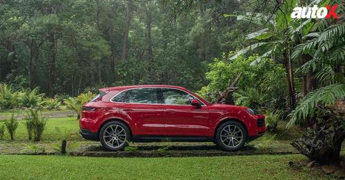 2023 Porsche Cayenne side angle