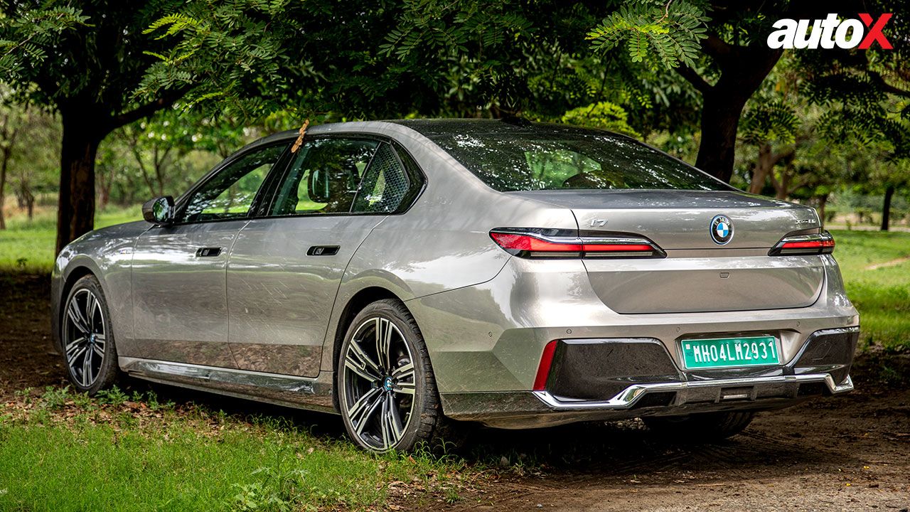 BMW i7 Left Rear