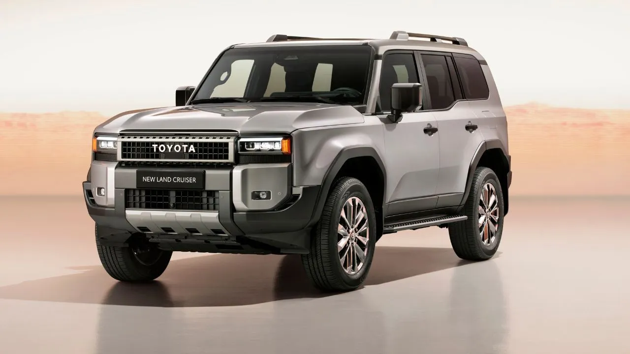 Land Cruiser Left Side and Front View Land Cruiser Left Side and Front View