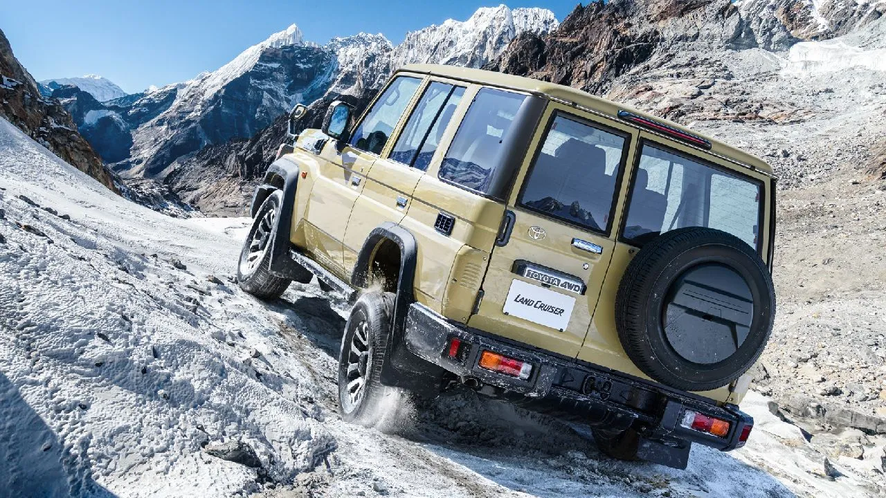 Toyota Land Cruiser 70 Rear