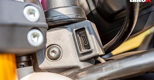 Triumph Scrambler 400 X USB Port