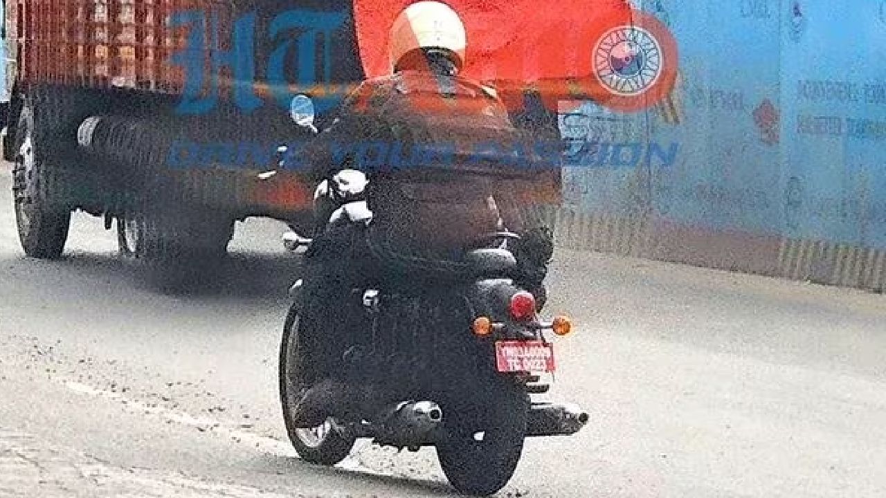 Royal Enfield Classic 650 Spied Rear Image