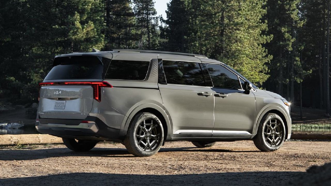 2025 Kia Carnival Rear Quarter
