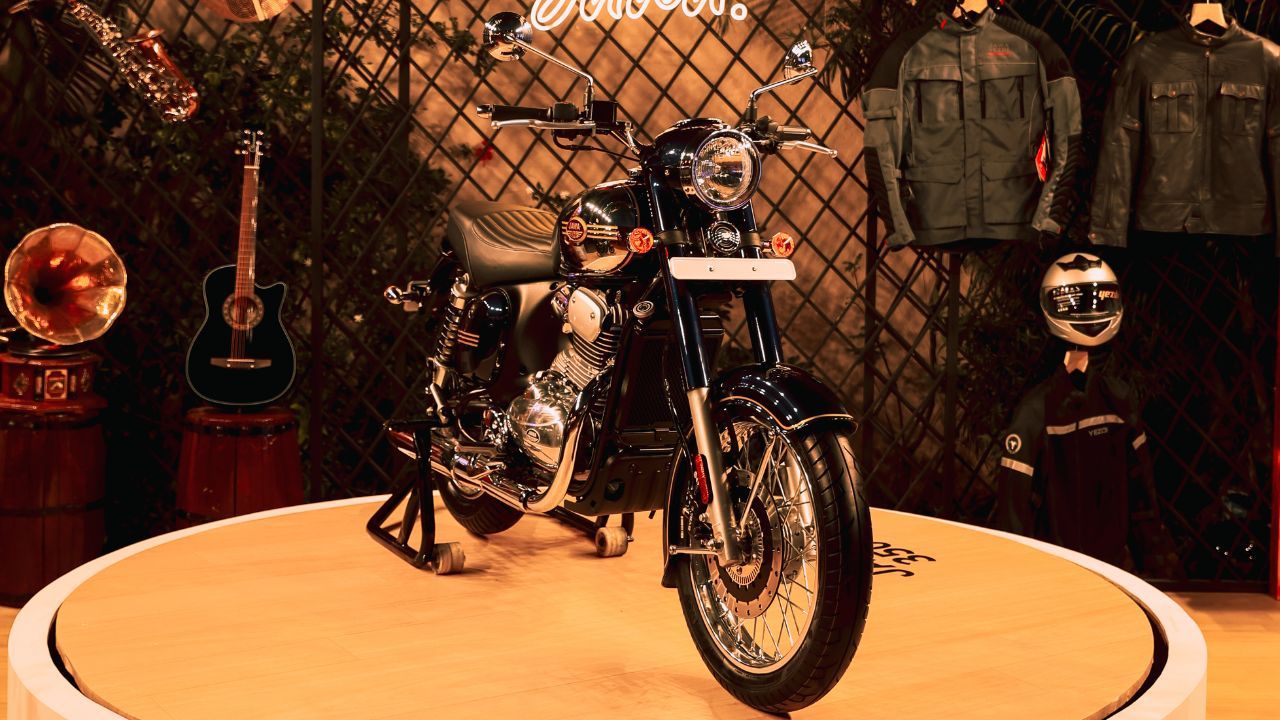 Jawa Yezdi 350 Blue Front
