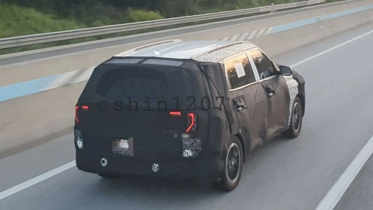 Kia Carens Facelift Spied