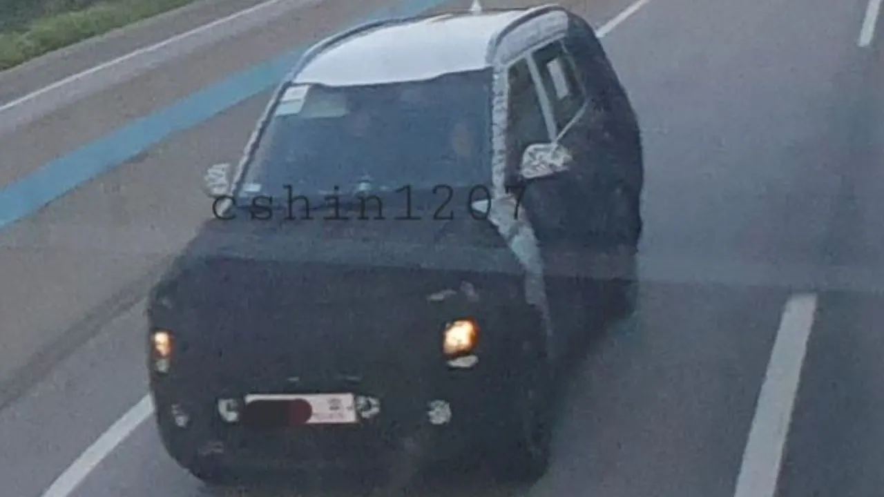 Kia Carens facelift spied