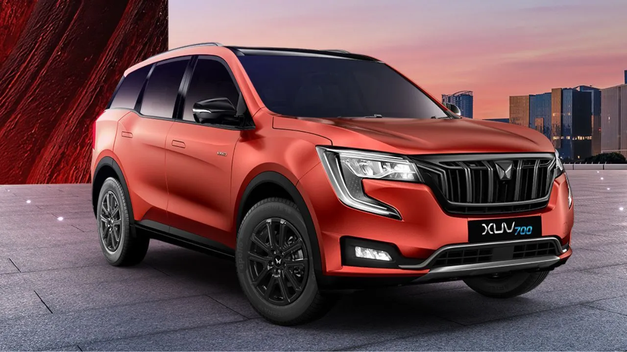 Mahindra XUV700 Right Side and Front View