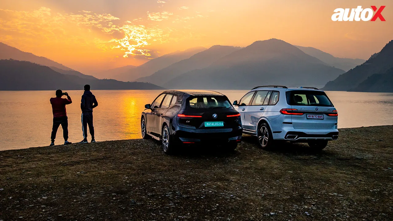 BMW iX-BMW X7-Rear-Three-Quarter.jpg