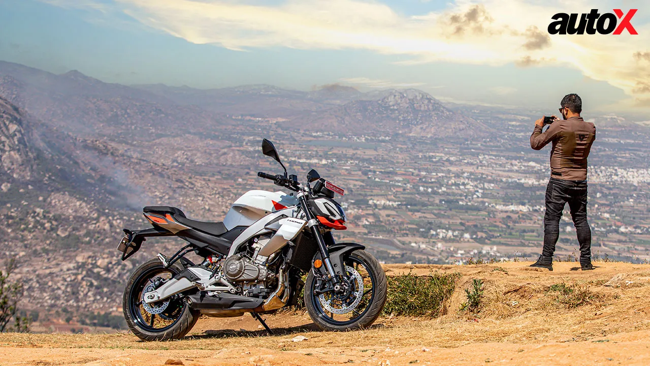 Aprilia Tuono 457-Stand-View-1.jpg